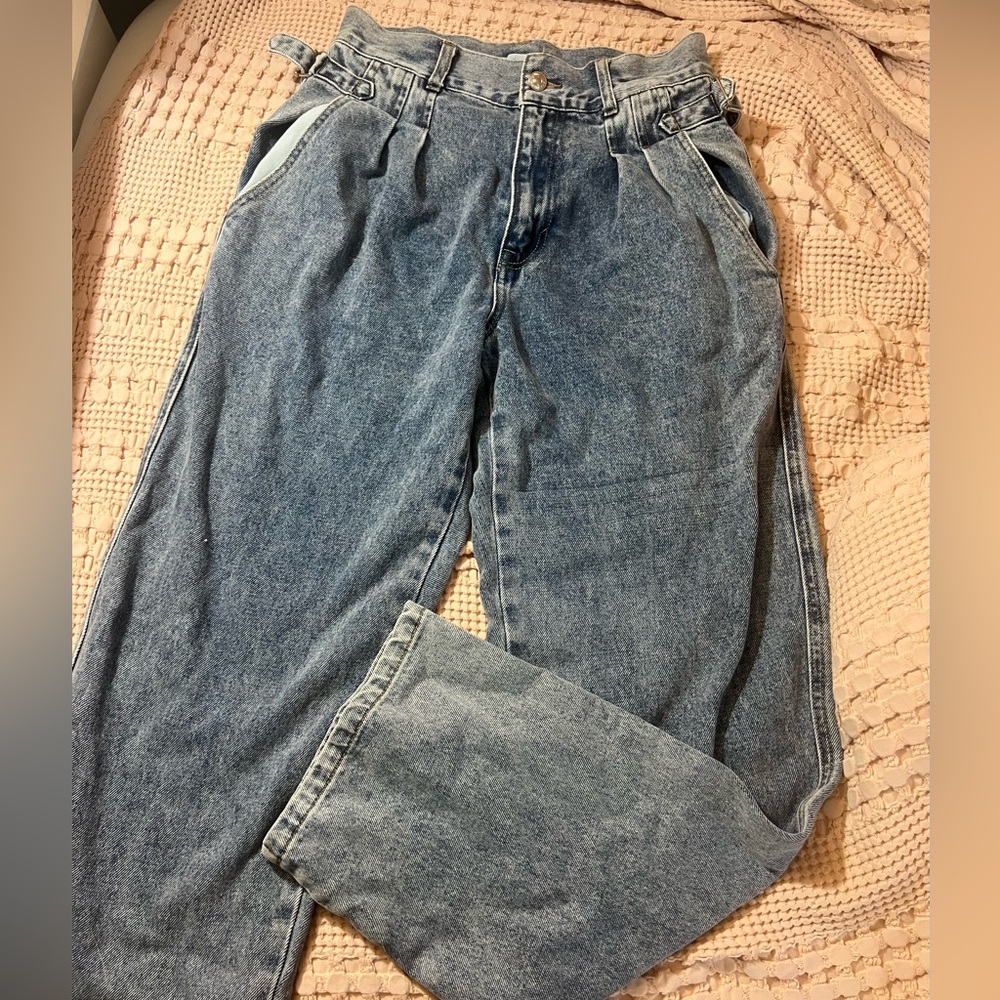Retro high waisted wide legged jeans. So cute!